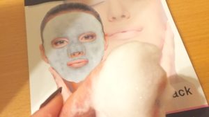【家SPA（イエスパ）ブラックシートバブルパック】で顔中泡だらけの新感覚パック体験。毛穴汚れが浮いているのが実感できる