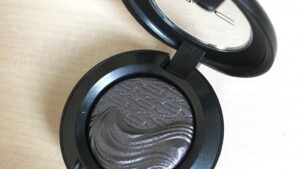 ファゾムズ ディープ【MAC エクストラ ディメンション アイシャドウ】で艶々ディープブルーメイク！