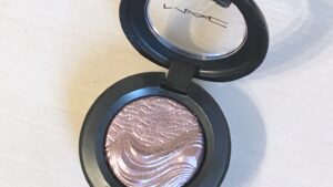 スモーキー モーヴ【MAC エクストラ ディメンション アイシャドウ】で黒髪にも似合うスモーキーメイク！