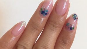 梅雨にぴったり！100均のドライフラワーで簡単紫陽花ネイル（セルフネイル）